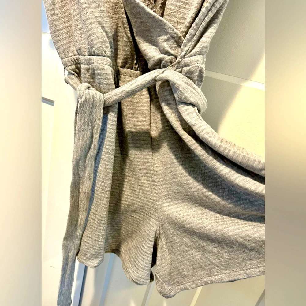 Gap Romper, Sz L, Gray, Wrap top w/ hook and eye closure, Pockets, Tie belt NWT - Picture 5 of 7